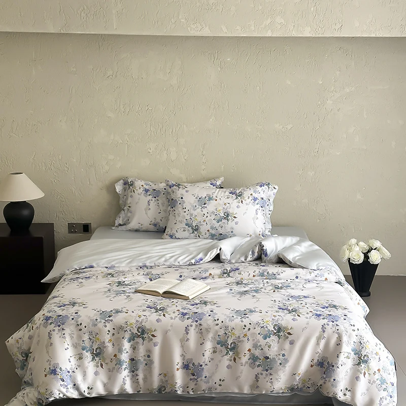 Luxuriöses Satin-Bettwäsche-Set mit floralem Aquarellprint und seidig-glänzendem Finish