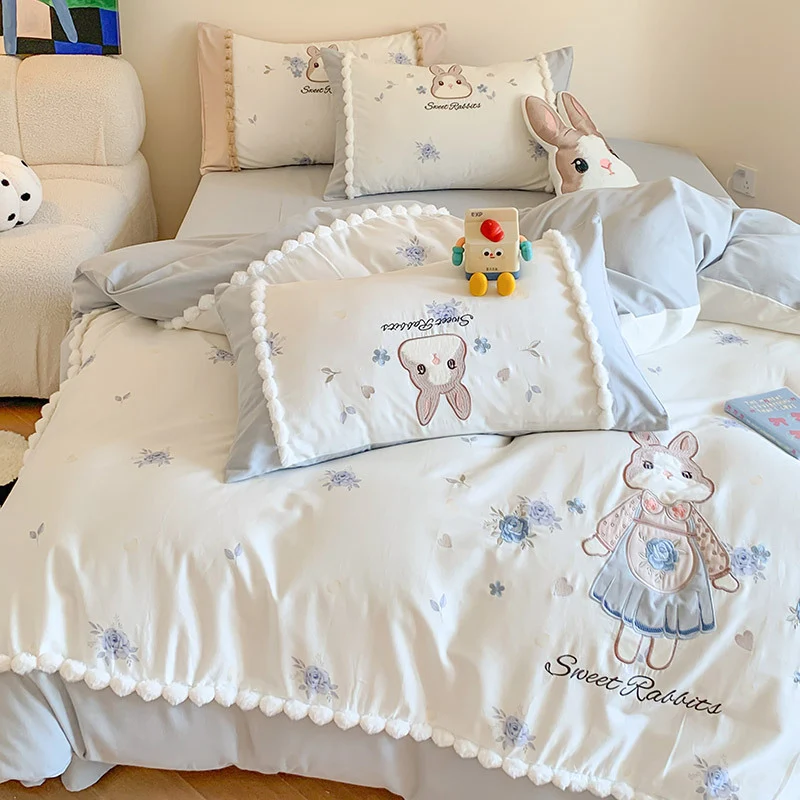 Kinderbettwäsche-Garnitur mit niedlichem Hasenmotiv und Pompon-Umrandung
