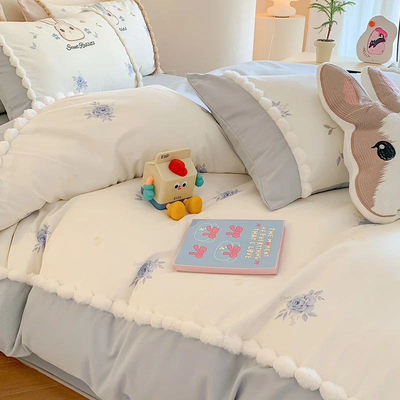Kinderbettwäsche-Garnitur mit niedlichem Hasenmotiv und Pompon-Umrandung