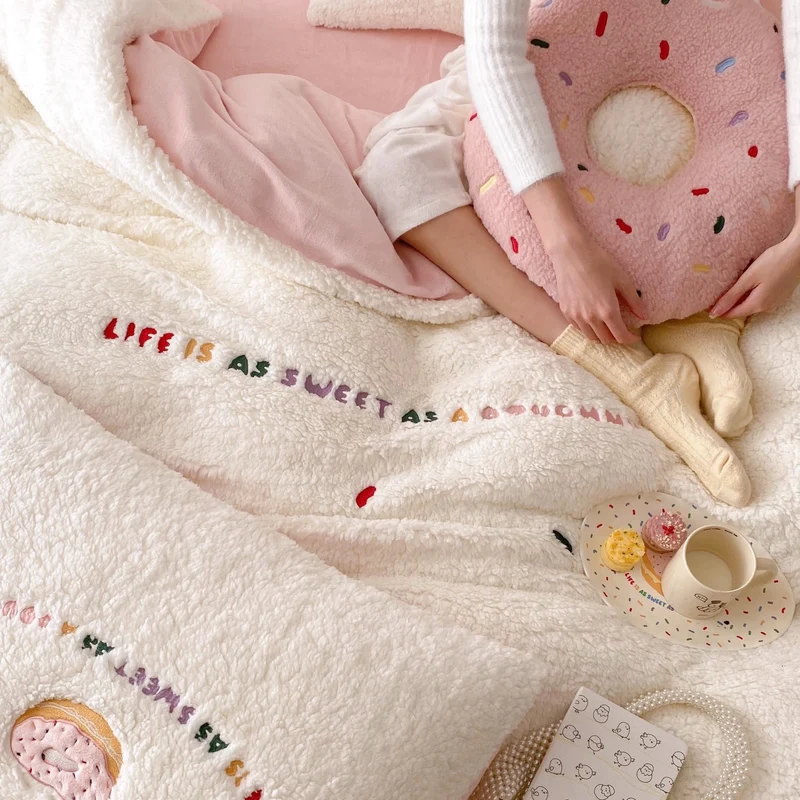 Kuschelige Teddy-Fleece-Bettwäschegarnitur mit Donut-Stickerei