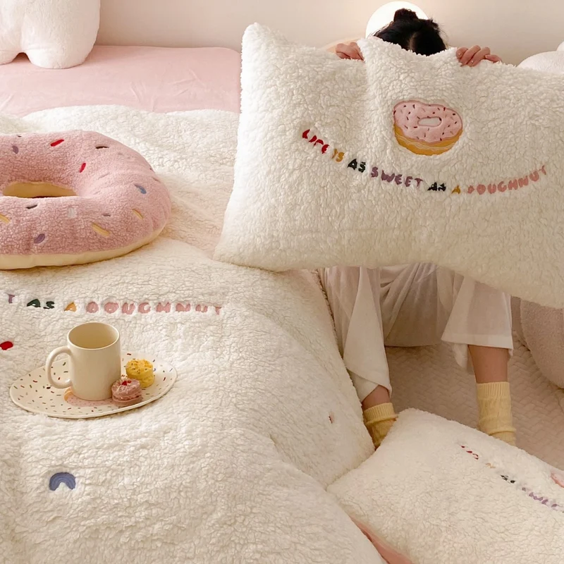 Kuschelige Teddy-Fleece-Bettwäschegarnitur mit Donut-Stickerei