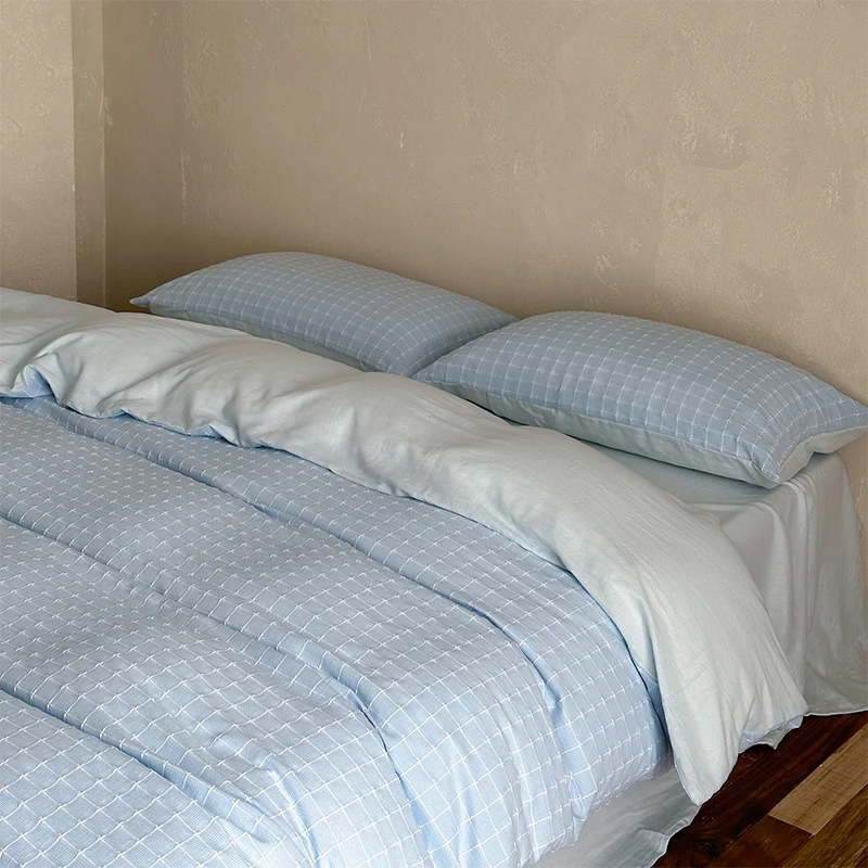 Bettwäsche-Garnitur aus Baumwoll-Perkal mit feinem Karomuster und gesteppter Decke