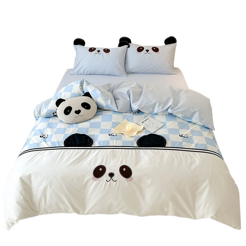 Kinder-Bettwäschegarnitur mit Karo-Muster, gesticktem Panda‑Gesicht und dreidimensionalen Ohrapplikationen