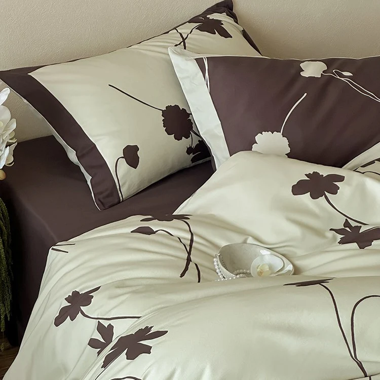 Wendbare Baumwollsatin-Bettwäschegarnitur mit floralem Silhouetten-Print und kontrastierender Kederkante