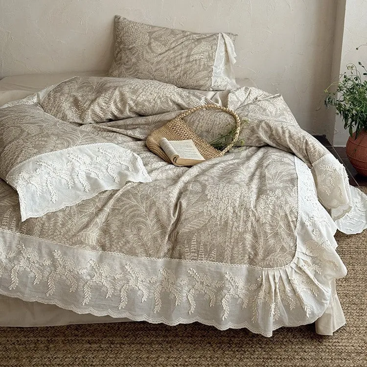 Steppbett-Set im botanischen Jacquard mit besticktem Spitzenvolant
