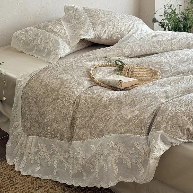 Steppbett-Set im botanischen Jacquard mit besticktem Spitzenvolant