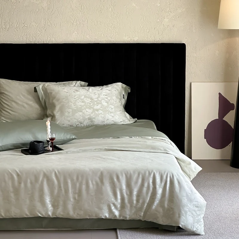 Luxuriöses Bettwäsche-Set aus Satin mit dezentem Blumenjacquard