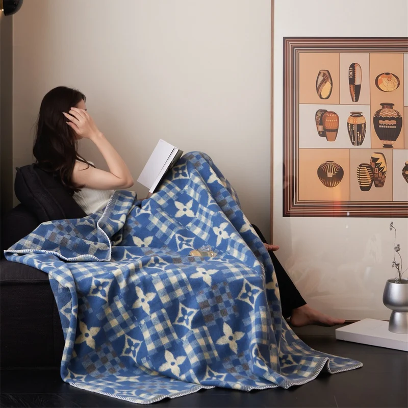 Hahnentritt Kuscheldecke mit feiner Webstruktur und Zierkante