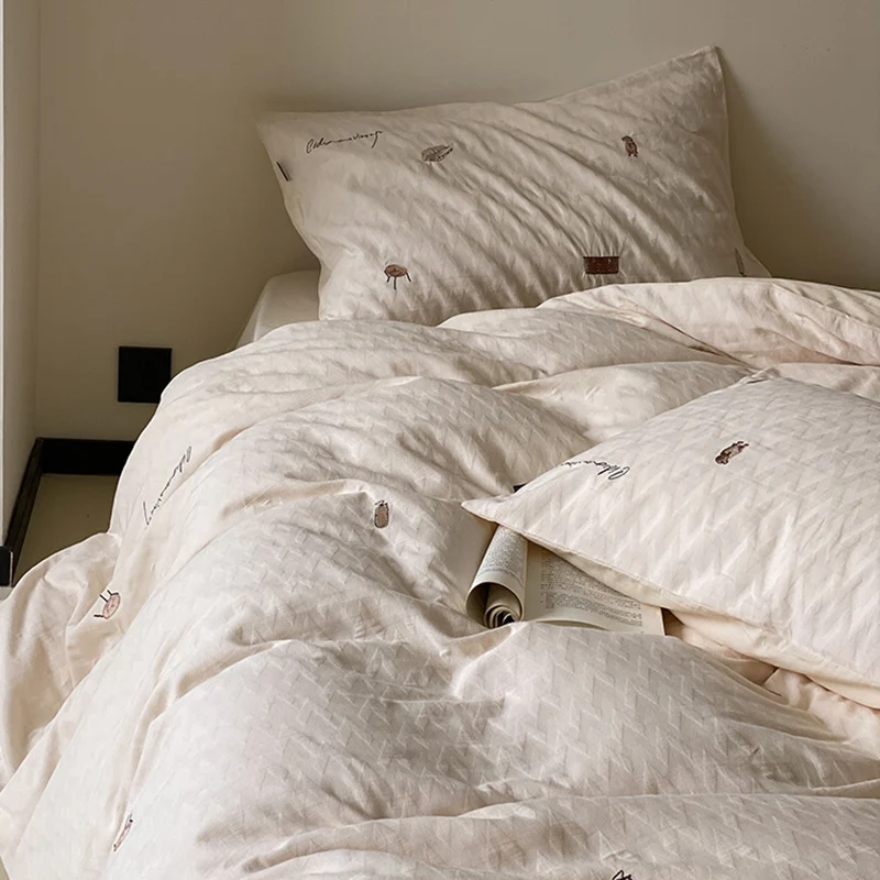 Gesteppte Bettgarnitur aus Bio-Baumwolle mit dezent bestickten Mini-Motiven