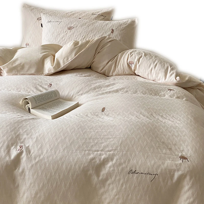 Gesteppte Bettgarnitur aus Bio-Baumwolle mit dezent bestickten Mini-Motiven