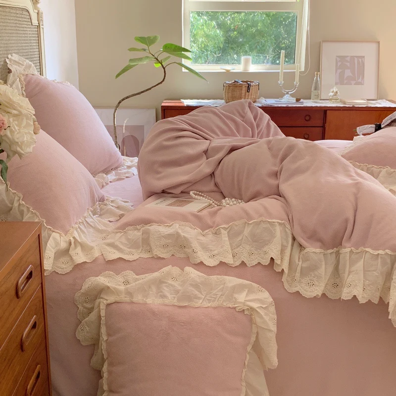 Kuschelige Microfleece-Bettgarnitur im Vintage-Cottage-Stil mit Baumwollspitzenbesatz
