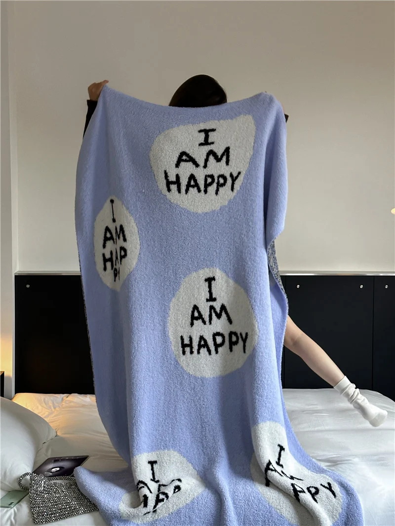 Kuscheldecke mit großem Schriftmotiv und weichem Bouclégewebe