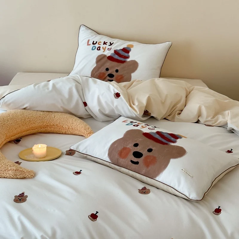 Kinder-Bettwäschegarnitur mit Panda-Motiv aus Baumwollsatin und liebevoller Applikation