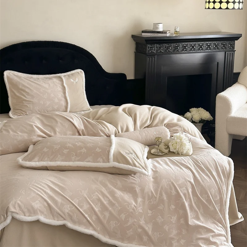 Premium-Baumwollsatin-Bettbezug mit floraler Minimalstickerei und kuscheliger Sherpa-Kante