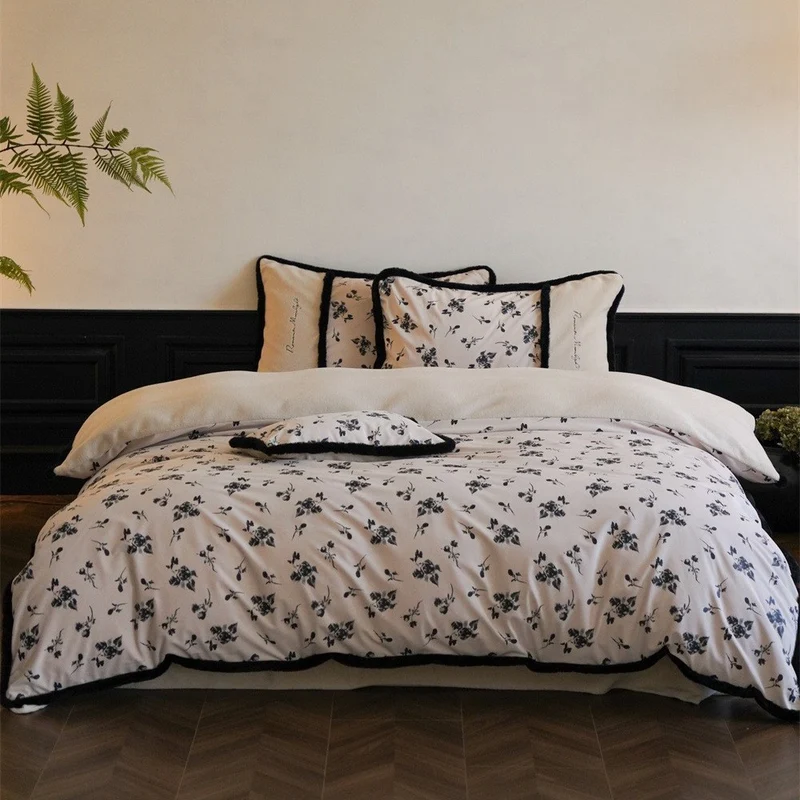 Premium-Baumwollsatin-Bettbezug mit floraler Minimalstickerei und kuscheliger Sherpa-Kante