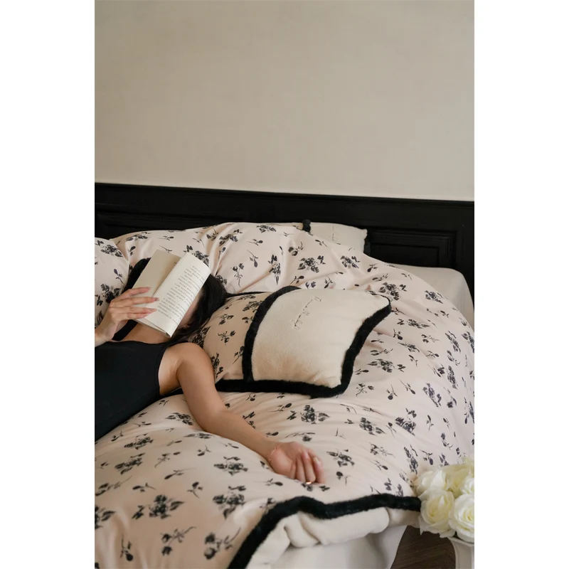 Premium-Baumwollsatin-Bettbezug mit floraler Minimalstickerei und kuscheliger Sherpa-Kante