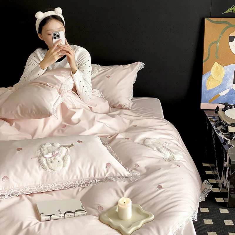 Luxuriöses Satin-Bettwäscheset mit Plüsch-Hasenapplikation und Spitzenrand