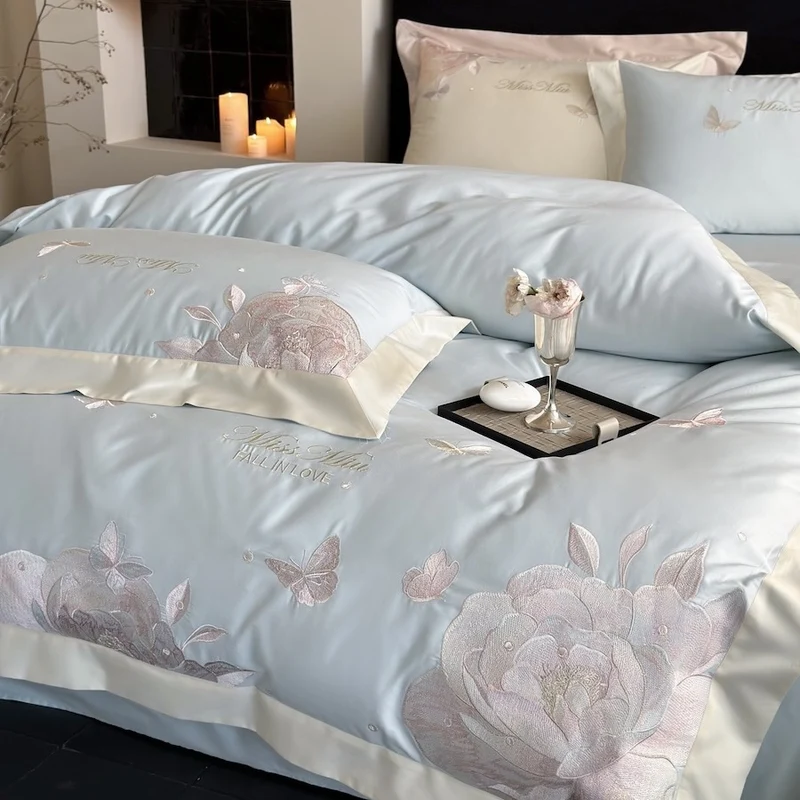 Luxuriöses Satin-Bettwäsche-Set mit zarten Rosen- und Schmetterlingsstickereien