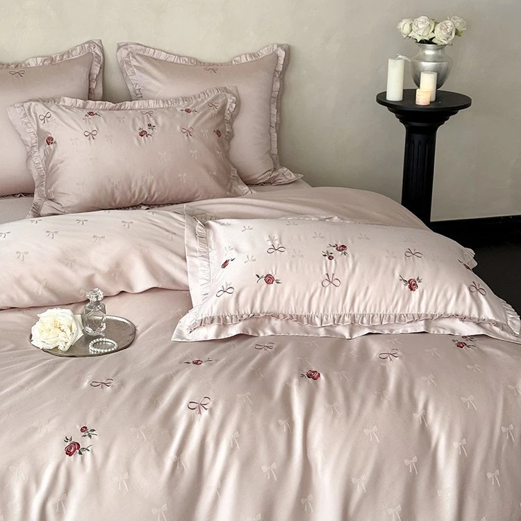 Luxuriöse Satin-Bettwäsche Garnitur mit Zarter Blumenstickerei und Volant