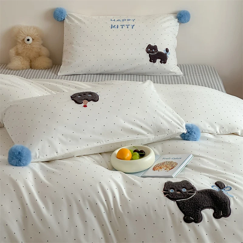Kinder-Bettwäschegarnitur aus Baumwollsatin mit 3D-Teddy-Applikationen und Bommel-Ecken