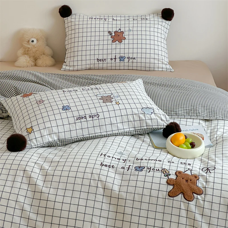 Kinder-Bettwäschegarnitur aus Baumwollsatin mit 3D-Teddy-Applikationen und Bommel-Ecken