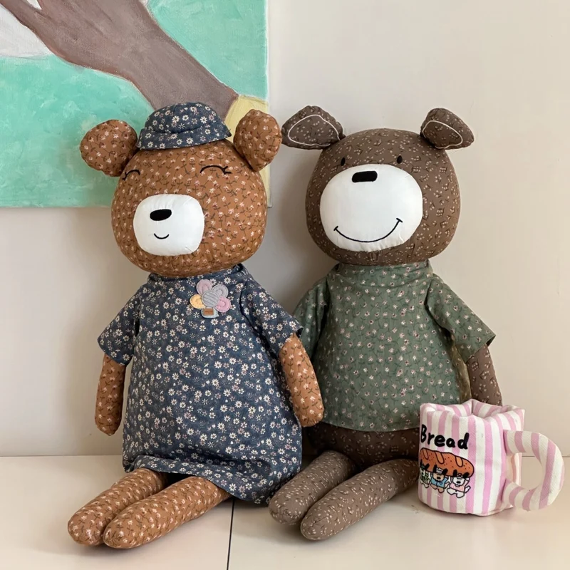 Großer Kuschel-Teddybär aus Baumwollstoff mit floralem Hemd handgenäht