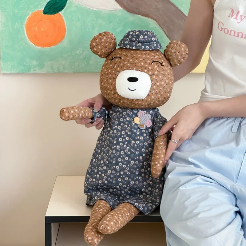 Großer Kuschel-Teddybär aus Baumwollstoff mit floralem Hemd handgenäht