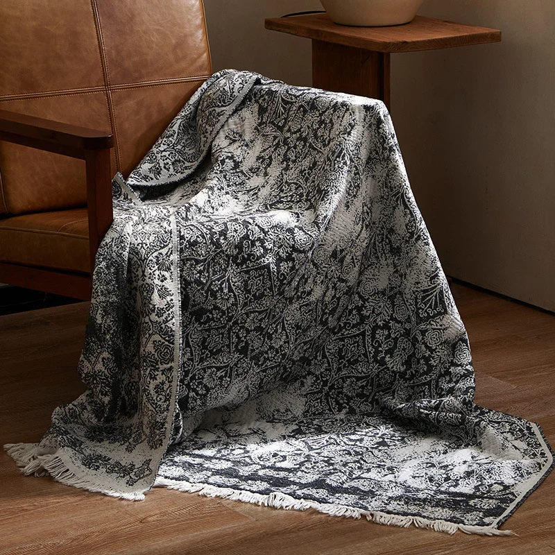 Große kuschelige Wohndecke aus Baumwollmischgewebe mit geometrischem Jacquardmuster und Fransensaum