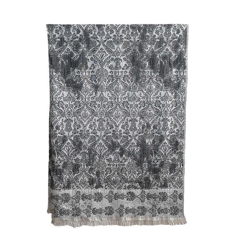 Große kuschelige Wohndecke aus Baumwollmischgewebe mit geometrischem Jacquardmuster und Fransensaum