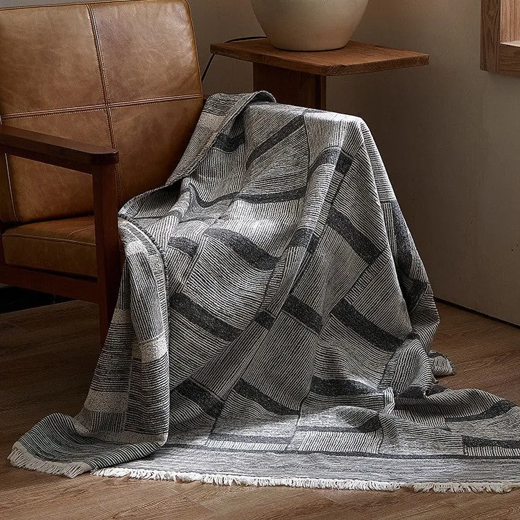 Große kuschelige Wohndecke aus Baumwollmischgewebe mit geometrischem Jacquardmuster und Fransensaum