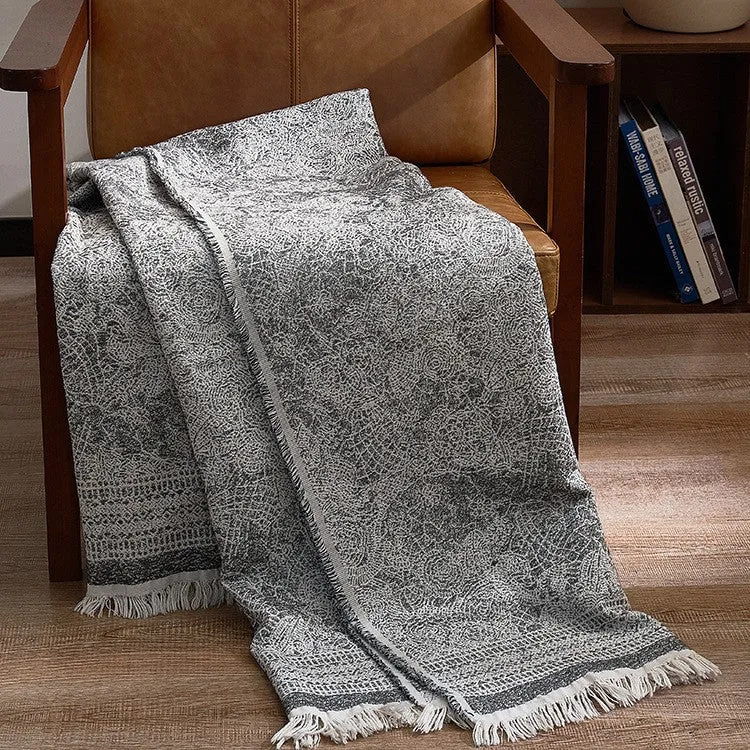 Große kuschelige Wohndecke aus Baumwollmischgewebe mit geometrischem Jacquardmuster und Fransensaum