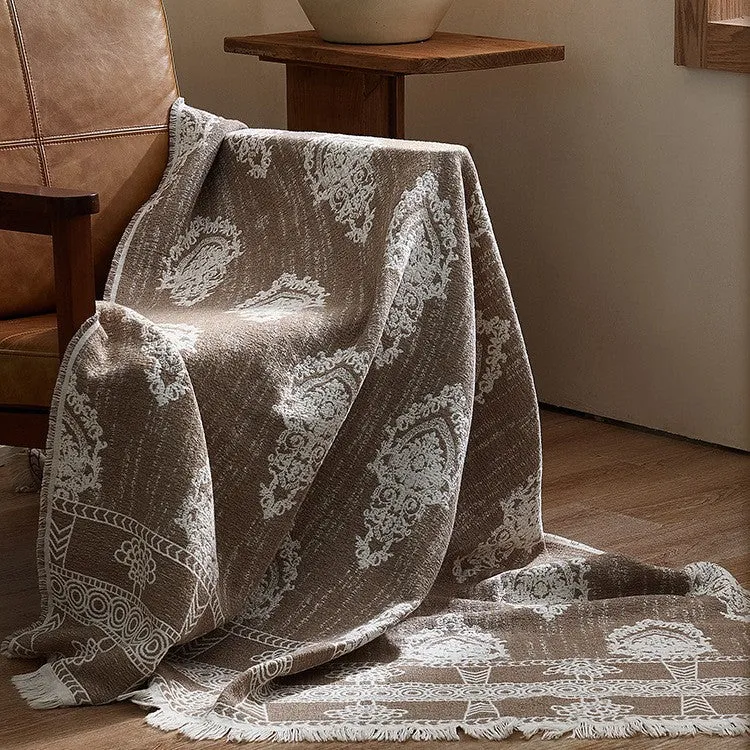 Große kuschelige Wohndecke aus Baumwollmischgewebe mit geometrischem Jacquardmuster und Fransensaum