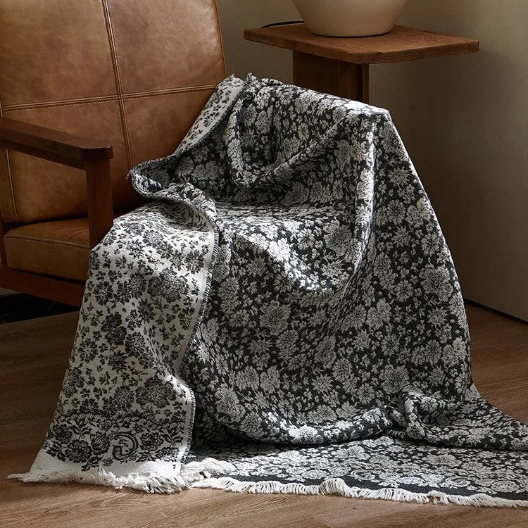 Große kuschelige Wohndecke aus Baumwollmischgewebe mit geometrischem Jacquardmuster und Fransensaum