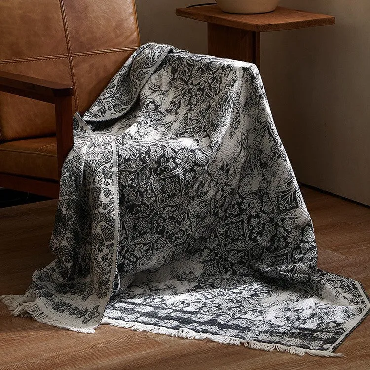 Große kuschelige Wohndecke aus Baumwollmischgewebe mit geometrischem Jacquardmuster und Fransensaum