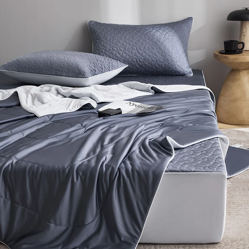 Gesteppte Bettwaren-Garnitur mit Wendbarer Satin-Decke und Matratzenschoner