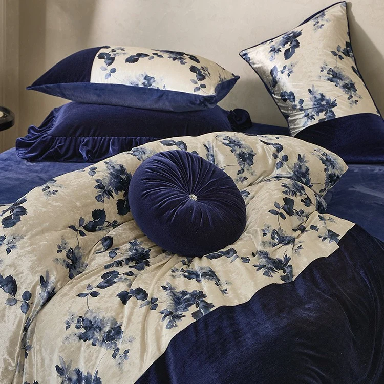 Premium-Samt-Bettwäscheset mit floralem Satin-Kontrast und dekorativer Kräuselbordüre