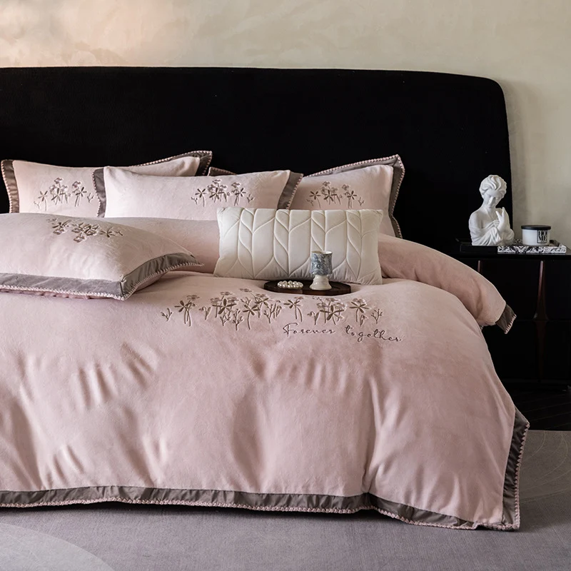 Premium Baumwollsatin-Bettwäschegarnitur mit floraler Reliefstickerei und Satinbesatz