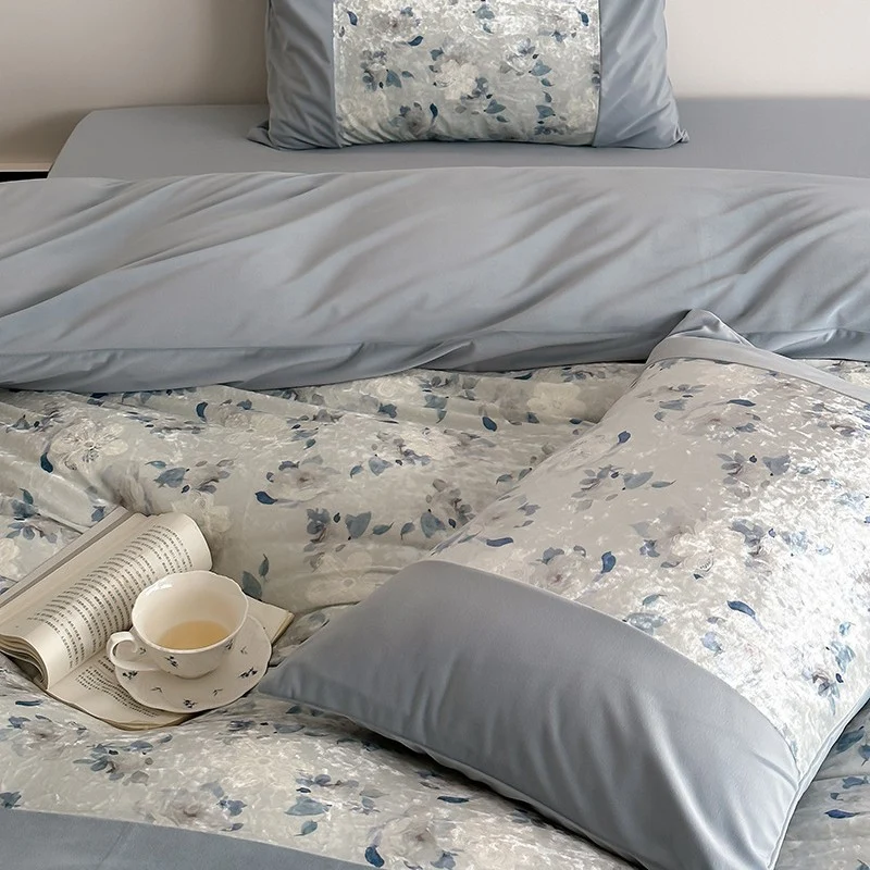 Luxuriöse Bettwäschegarnitur mit seidenmattem Finish und Schmetterlingsjacquard