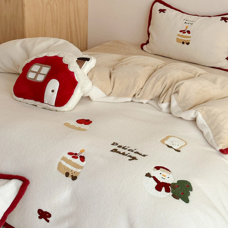 Kuschelige Wendbare Bettgarnitur aus Teddyfleece mit gestickten Motiven und dekorativer Paspel