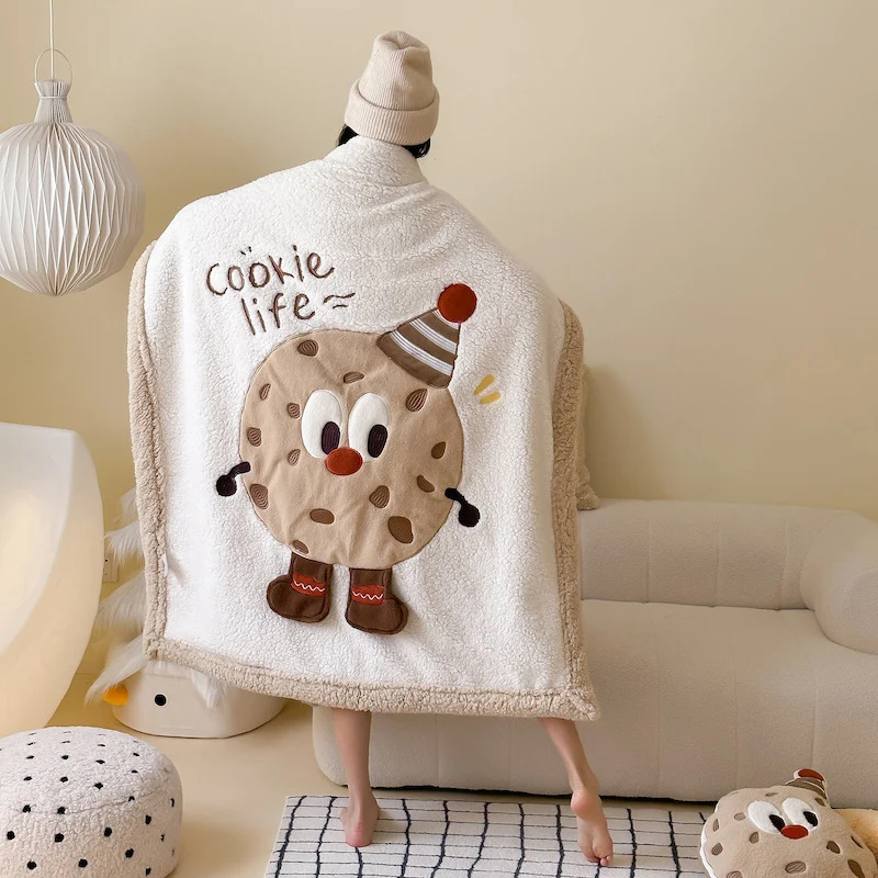 Kuschelige Weihnachts-Wohndecke mit appliziertem Tannenbaummotiv und Sherpa-Futter