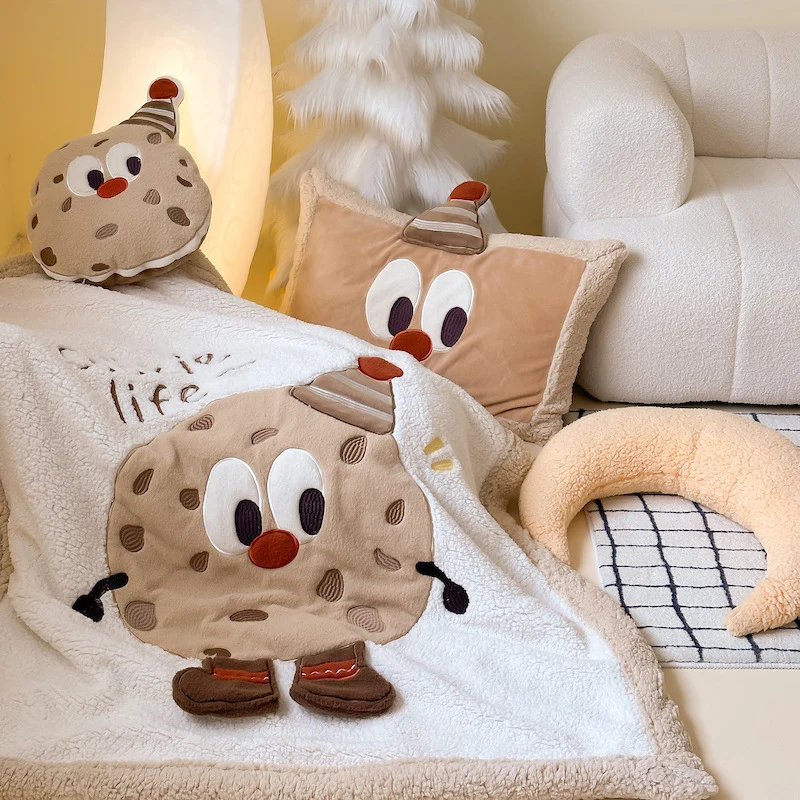 Kuschelige Weihnachts-Wohndecke mit appliziertem Tannenbaummotiv und Sherpa-Futter