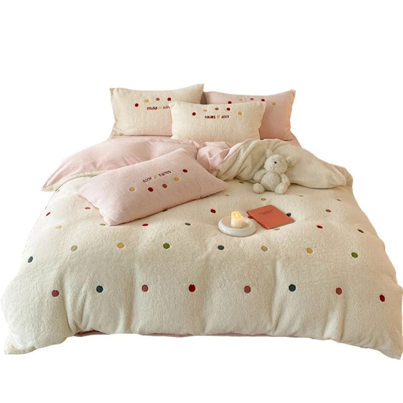 Kuschelige Teddyfleece-Bettgarnitur mit bunten Pünktchen und extra-weicher Oberfläche