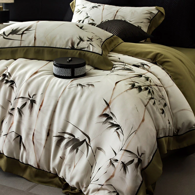 Elegante Bettwäsche-Garnitur aus Baumwollsatin mit floralem Aquarellprint, kontrastierender Paspel und Volant