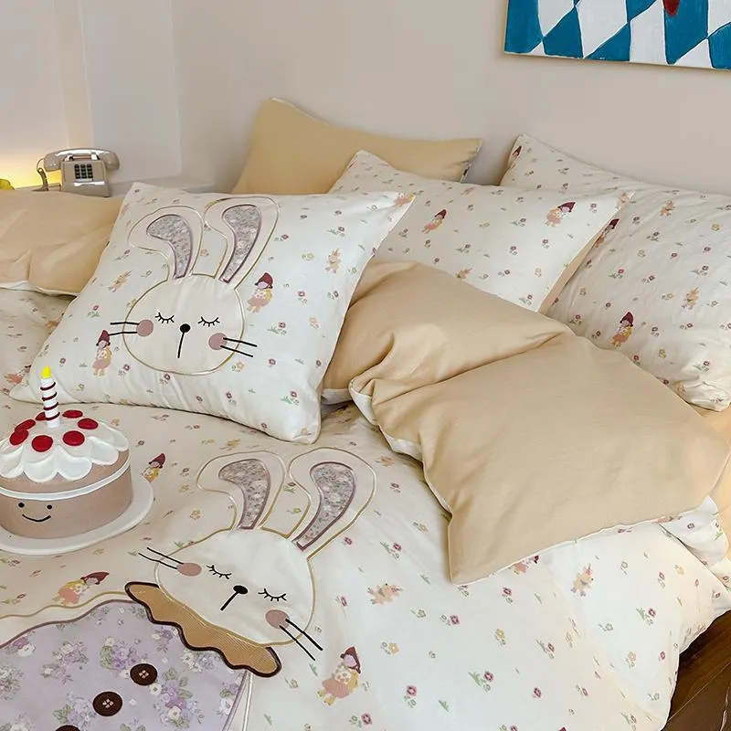 Bettwäsche-Garnitur mit appliziertem Puppenmotiv und Sternchenmuster