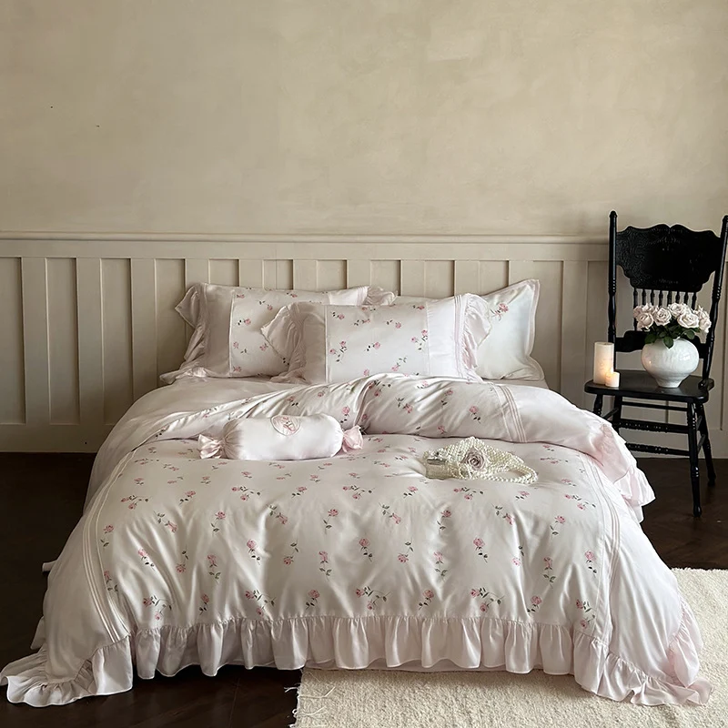 Bettwäsche-Garnitur im Vintage-Romantikstil mit Volant, feiner Rosenstickerei und dekorativer Kissenrolle
