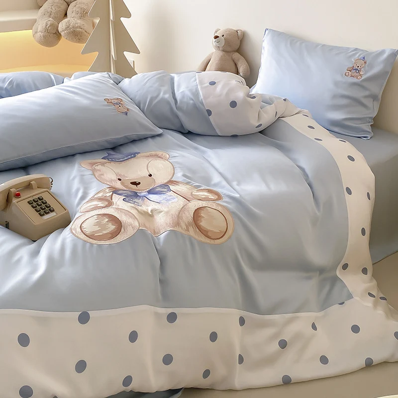 Wendbares Satin-Bettwäscheset für Kinder mit großem Aquarell-Teddy, Punktebordüre und seidig-mattem Finish