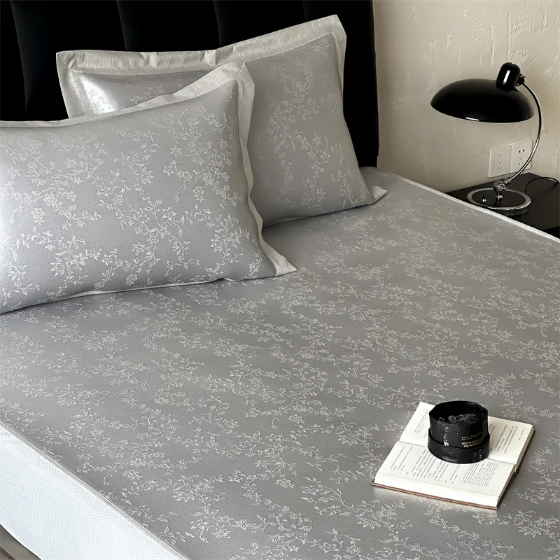 Fein gewebtes Satin-Spannbetttuch mit floralem Jacquardrelief und verstärktem Rundumgummi
