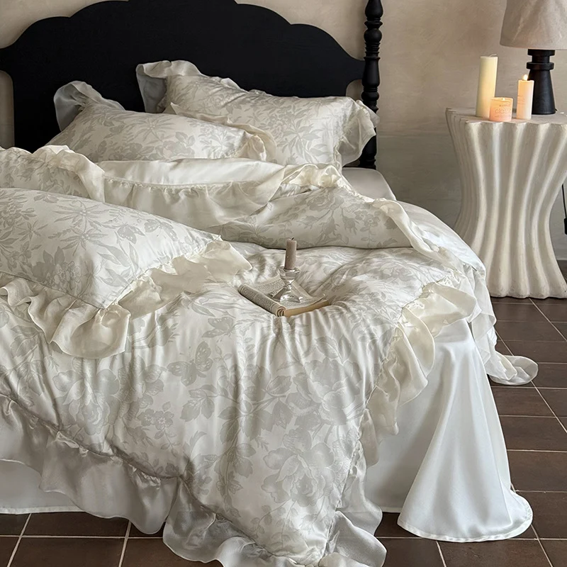 Elegantes Bettwäsche-Set aus feinem Satin-Jacquard mit zartem Blumenrelief und dekorativem Volant