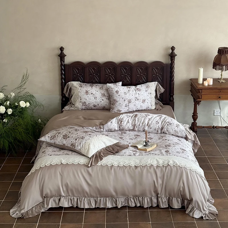 Elegante Bettgarnitur im Vintage‑Romantikstil mit Spitzenapplikation, Volant und Satinbesatz