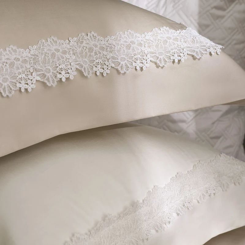 Luxuriöses Baumwollsatin-Bettwäscheset mit feiner Spitzenbordüre im Hotelstil
